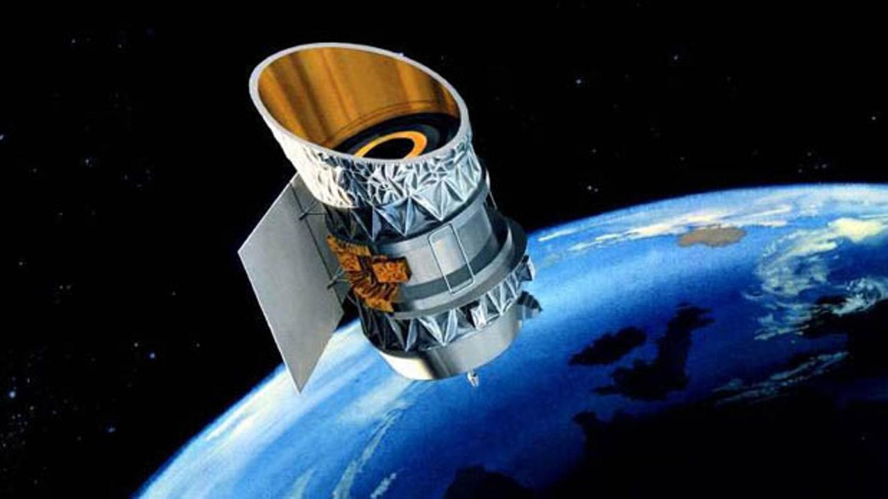 Die Erde wird von rund 2000 funktionstüchtigen Satelliten umkreist – und jeder Menge Weltraummüll (ESA)