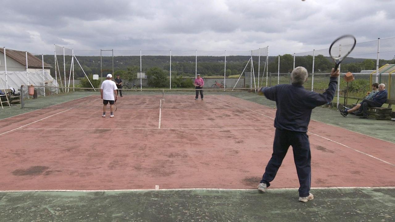 Drei Männer auf dem Tennisplatz Drei Männer auf dem Tennisplatz