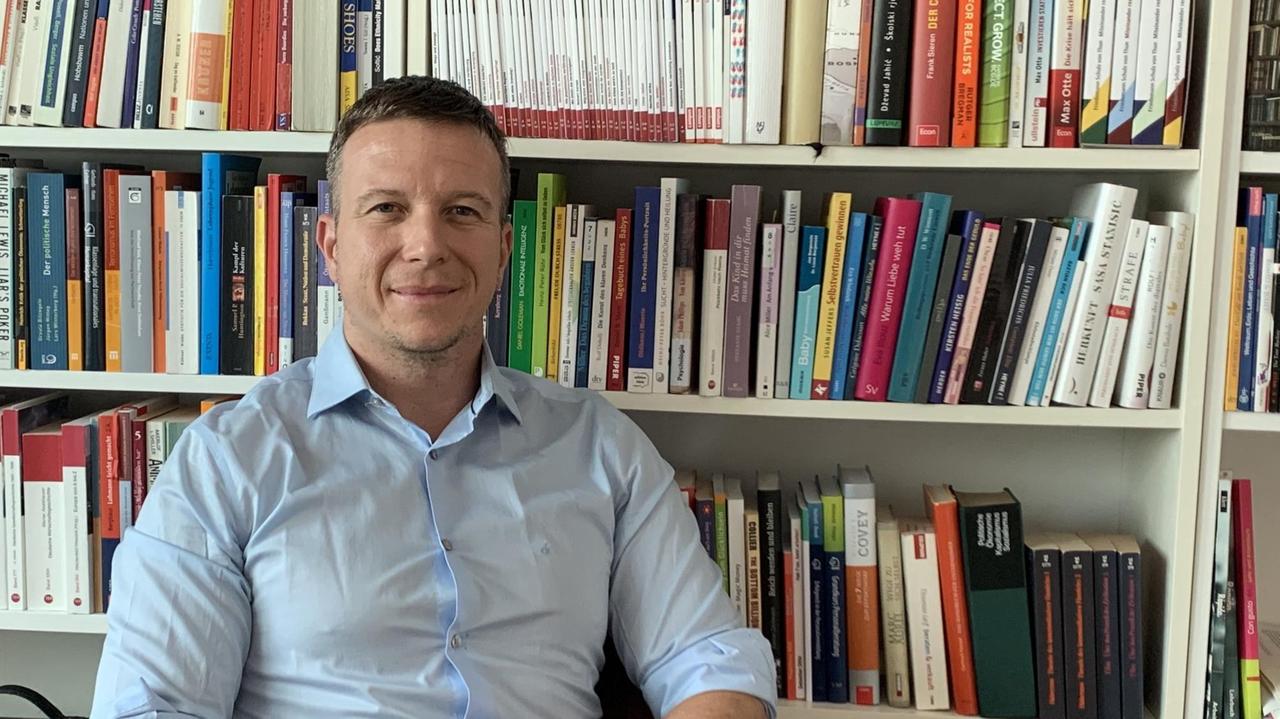 Politikwissenschaftler Damir Softic untersuchte die Karrierewege von Bundestagsabgeordneten mit Zuwanderungsgeschichte. Politikwissenschaftler Damir Softic untersuchte die Karrierewege von Bundestagsabgeordneten mit Zuwanderungsgeschichte.