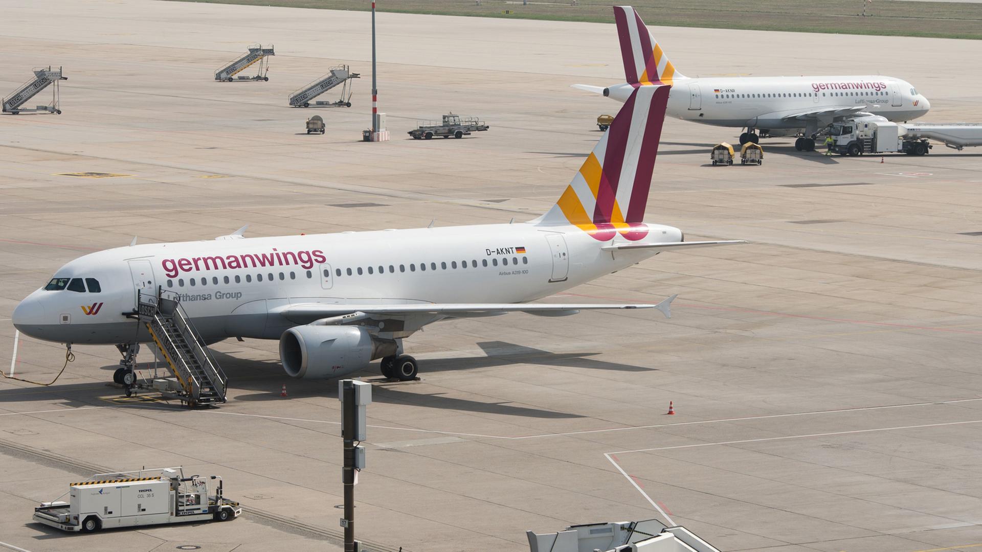 Zwei Airbus A319-100 der Lufthansa-Tochter Germanwings stehen am 01.04.2014 auf dem Flughafen in Stuttgart (Baden-Württemberg)