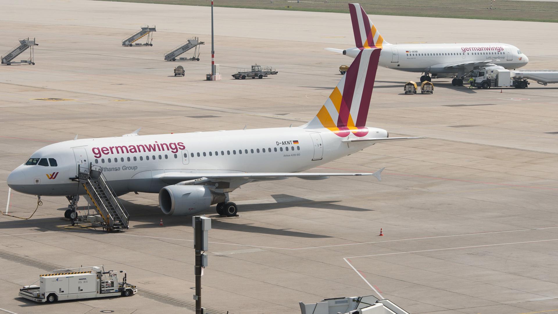 Zwei Airbus A319-100 der Lufthansa-Tochter Germanwings stehen am 01.04.2014 auf dem Flughafen in Stuttgart (Baden-Württemberg) Zwei Airbus A319-100 der Lufthansa-Tochter Germanwings stehen am 01.04.2014 auf dem Flughafen in Stuttgart (Baden-Württemberg)