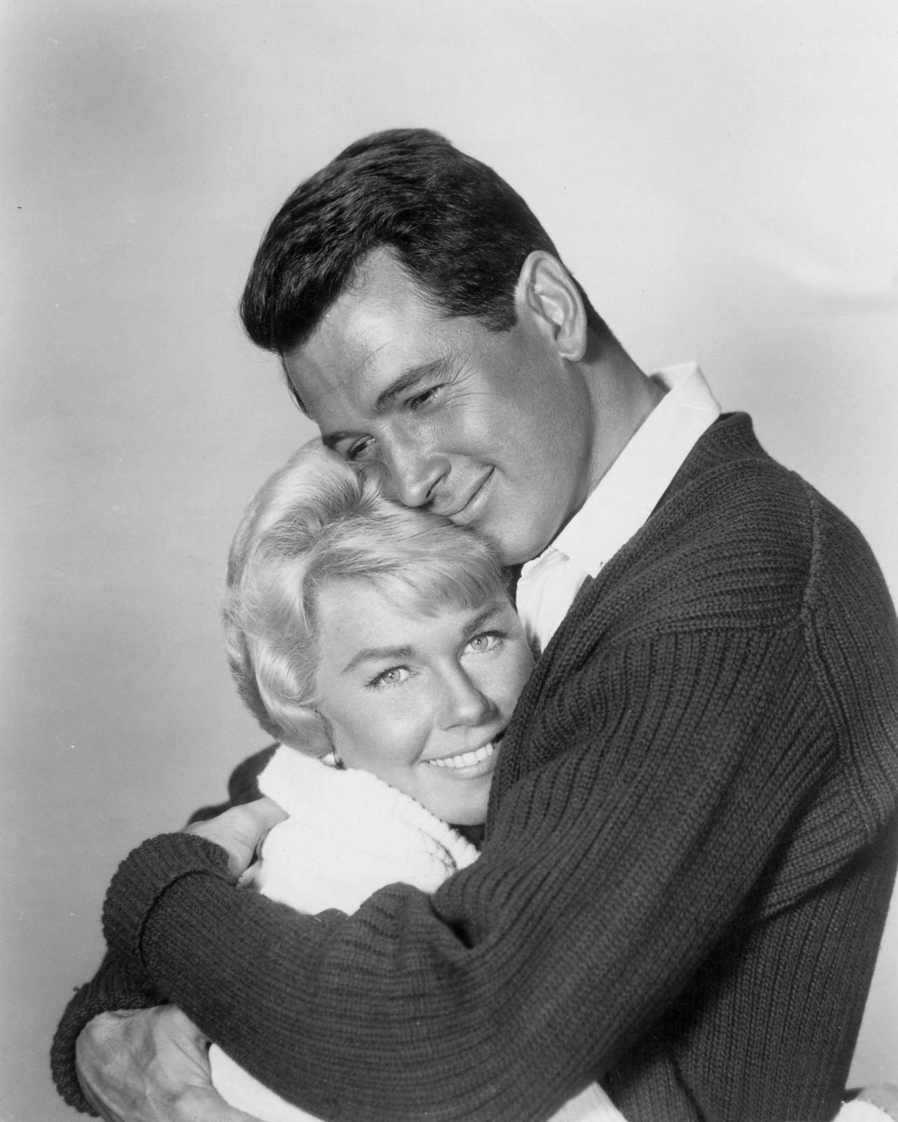 Herzliche Umarmung: Doris Day und Rock Hudson im Film "Ein Pyjama für zwei" ("Lover Come Back") aus dem Jahr 1961