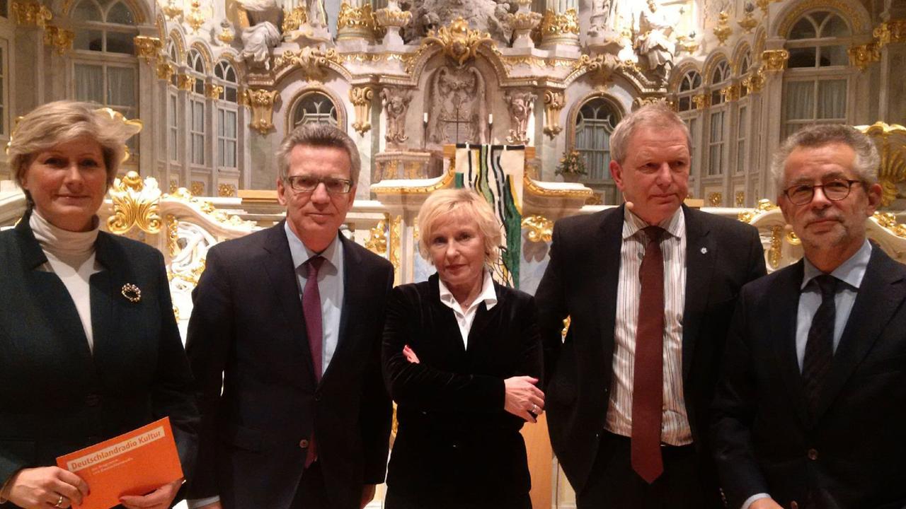 Diskussionsveranstaltung am 20.01.2015 in der Dresdner Frauenkirche Bascha Mika, Chefredakteurin der Frankfurter Rundschau Jochen Bohl, Landesbischof, Hans Vorländer, Politikwissenschaftler Thomas de Maizière, Bundesinnenminister, CDU. Diskussionsveranstaltung am 20.01.2015 in der Dresdner Frauenkirche Bascha Mika, Chefredakteurin der Frankfurter Rundschau Jochen Bohl, Landesbischof, Hans Vorländer, Politikwissenschaftler Thomas de Maizière, Bundesinnenminister, CDU.