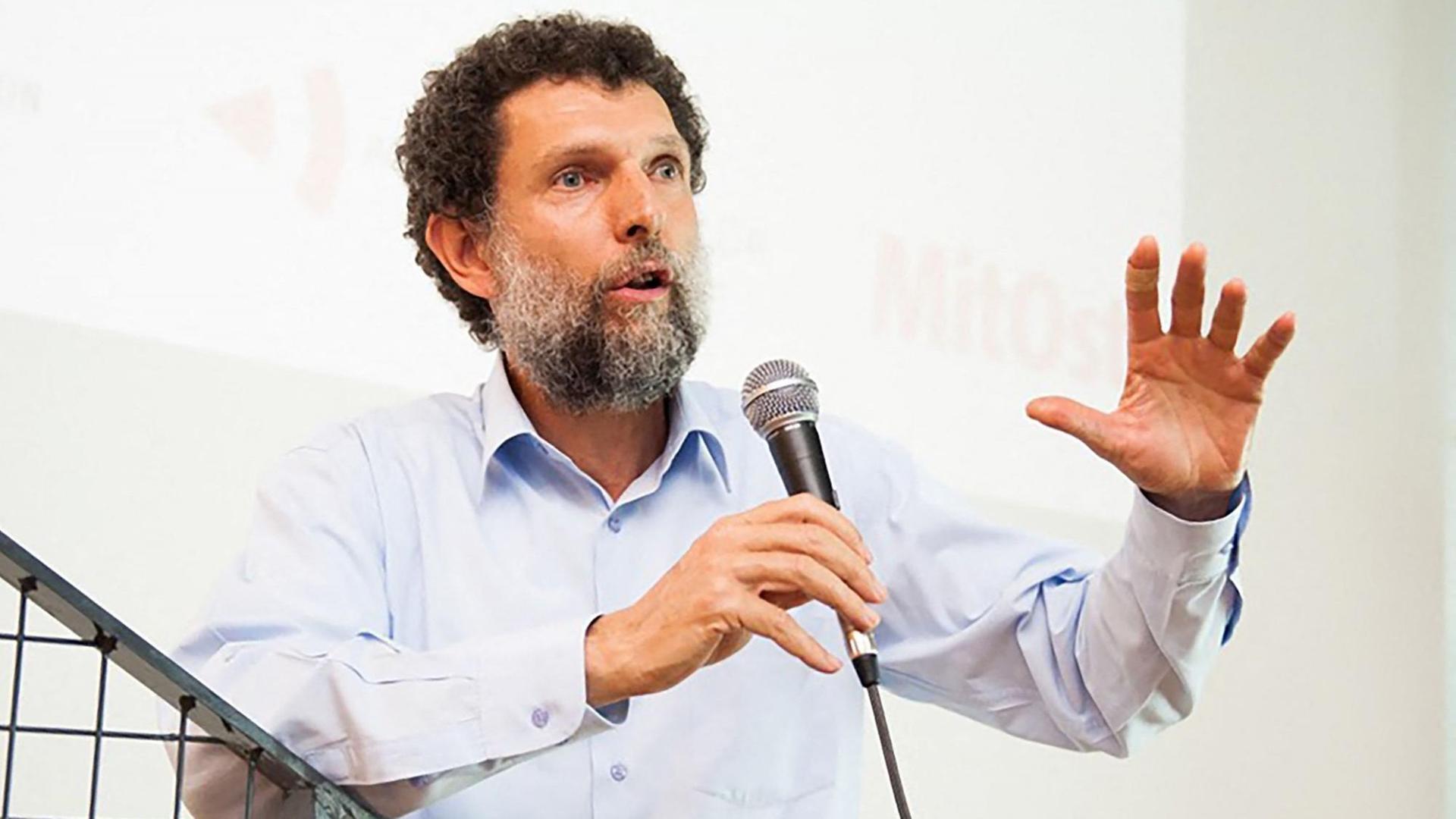 Osman Kavala spricht in ein Mikrofon. Osman Kavala spricht in ein Mikrofon.
