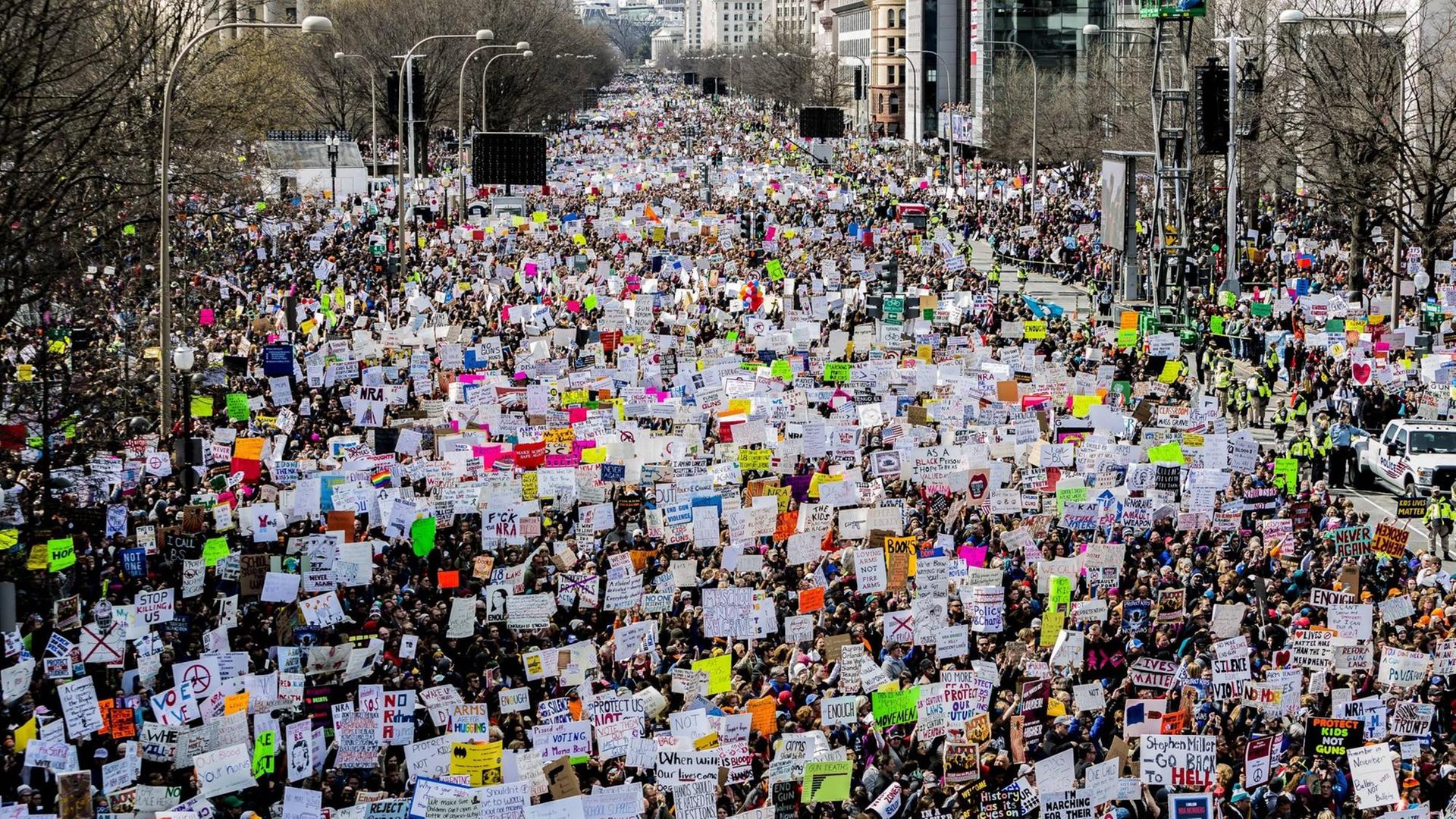 Dem Aufruf von Schülern der Marjory Stoneman Douglas High School in Parkland in Florida zu Demonstrationen für ein schärferes Waffenrecht in den USA sind Hunderttausende in den USA gefolgt. Dem Aufruf von Schülern der Marjory Stoneman Douglas High School in Parkland in Florida zu Demonstrationen für ein schärferes Waffenrecht in den USA sind Hunderttausende in den USA gefolgt.