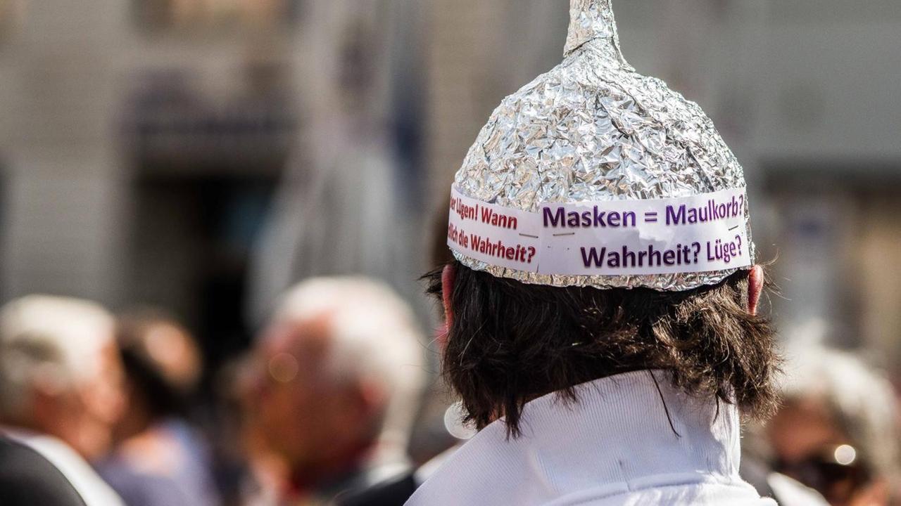 Ein Mann mit Aluhut Ein Mann mit Aluhut