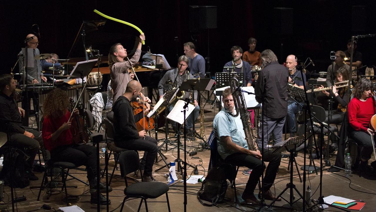 Leger gekleidete Musiker und ihre Instrumente Leger gekleidete Musiker und ihre Instrumente