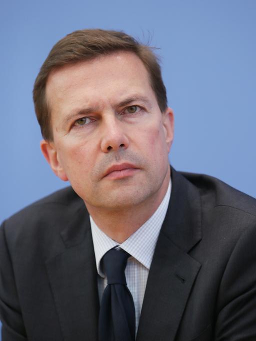 Regierungssprecher Steffen Seibert sitzt am 18.07.2014 in der Bundespressekonferenz in Berlin. Foto: Michael Kappeler/dpa