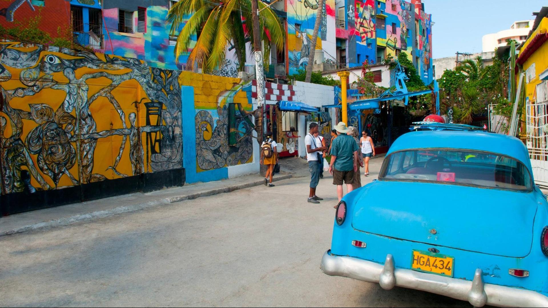 Berühmt für ihre bunte Kunst-Vielfalt: Die calle Hamel im Künstlerviertel von Havanna. Berühmt für ihre bunte Kunst-Vielfalt: Die calle Hamel im Künstlerviertel von Havanna.