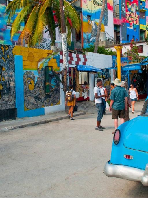 Berühmt für ihre bunte Kunst-Vielfalt: Die calle Hamel im Künstlerviertel von Havanna.