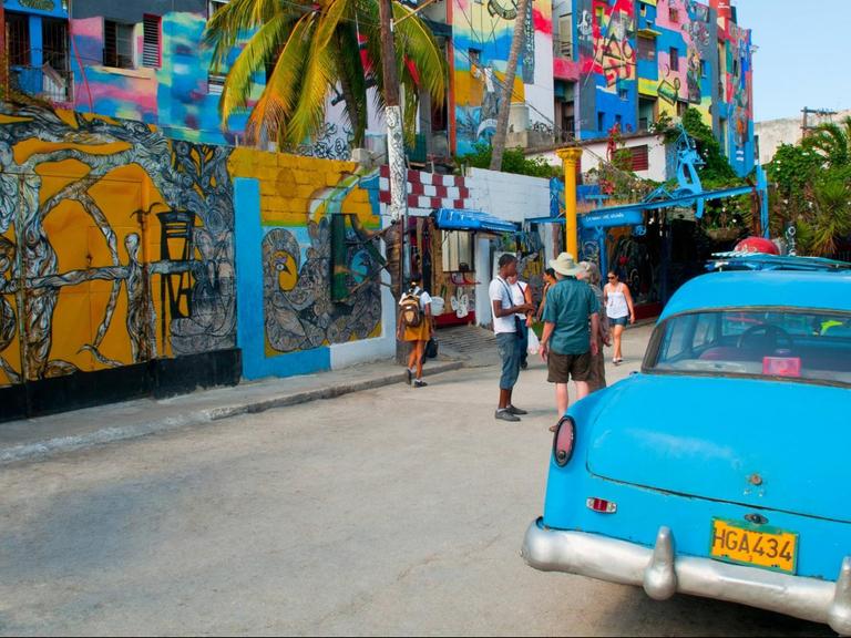 Berühmt für ihre bunte Kunst-Vielfalt: Die calle Hamel im Künstlerviertel von Havanna.