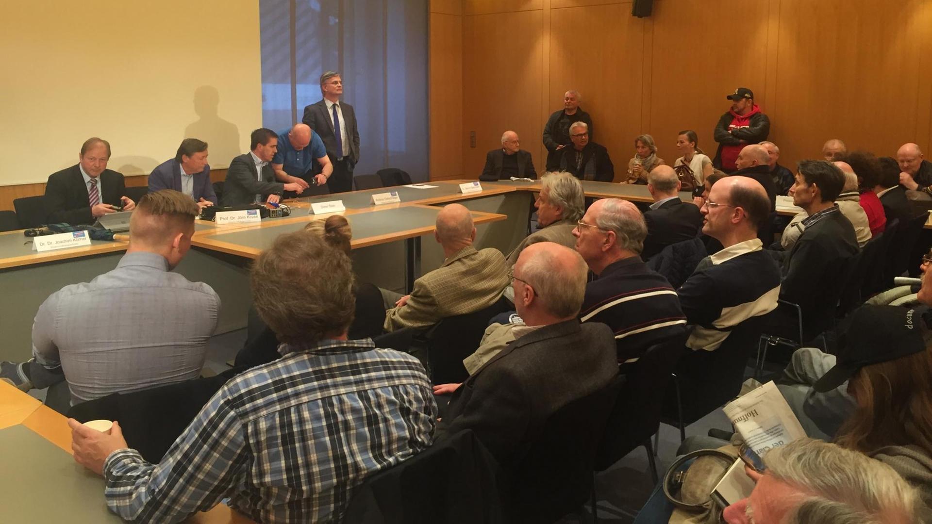 Großes Interesse, vor allem älterer Menschen, beim Vortrag des Junge-Freiheit-Chefredakteurs zum Thema „Lügenpresse“ im Hamburger Rathaus. Großes Interesse, vor allem älterer Menschen, beim Vortrag des Junge-Freiheit-Chefredakteurs zum Thema „Lügenpresse“ im Hamburger Rathaus.