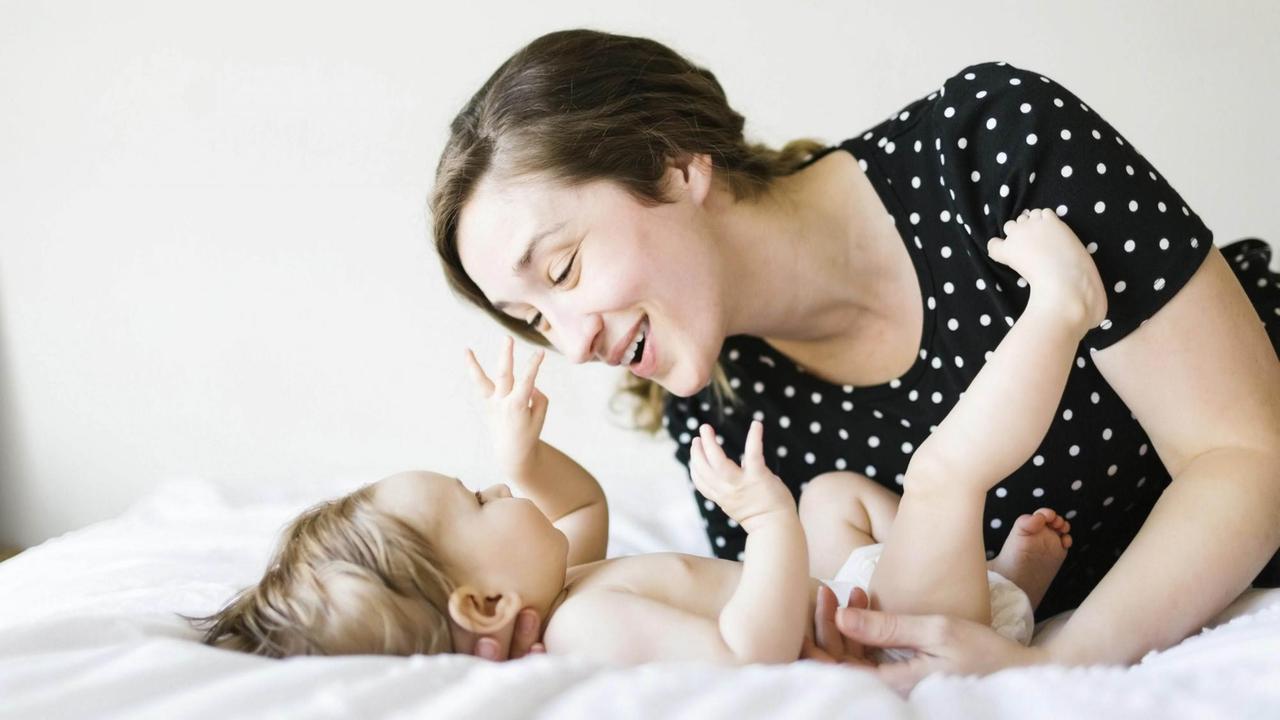 Ein Baby spielt mit seiner Mutter. Ein Baby spielt mit seiner Mutter.