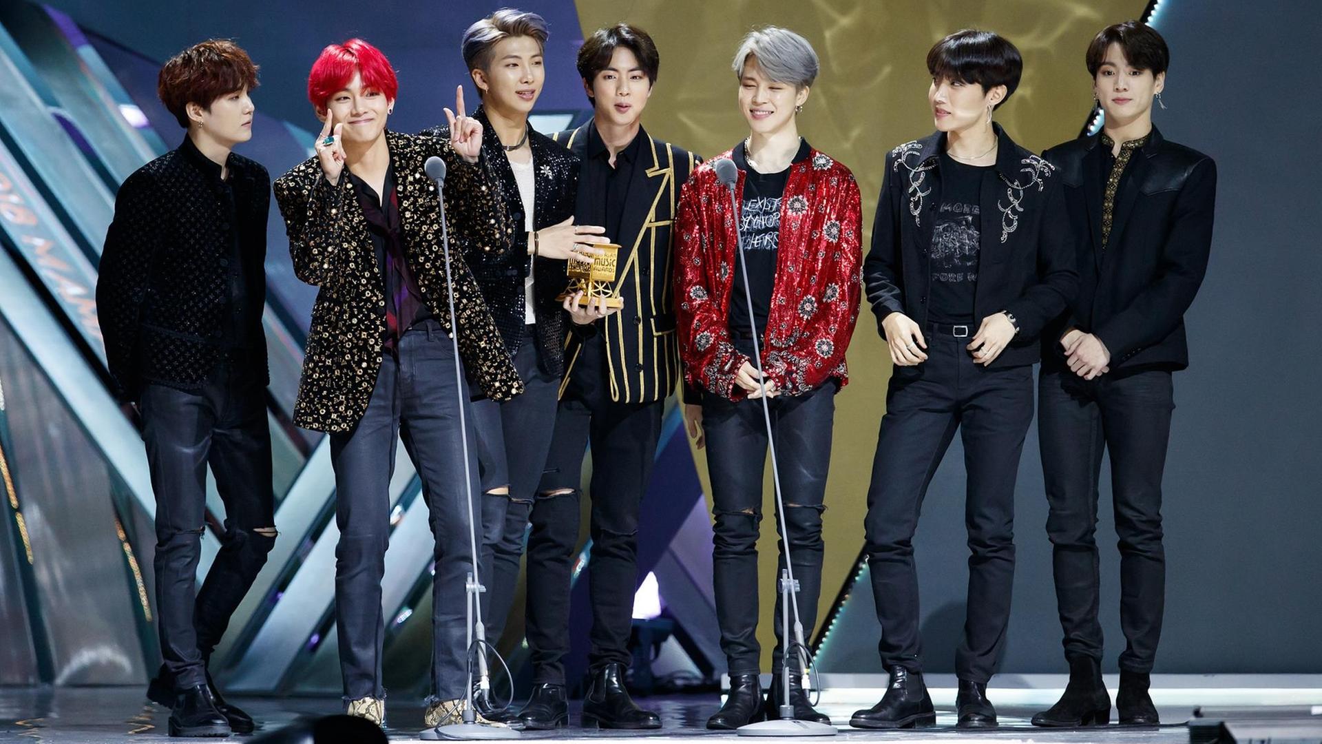 Die siebenköpfige südkoreanische Boygroup BTS steht bei den Mnet Asian Music Awards in Hong Kong auf der Bühne Die siebenköpfige südkoreanische Boygroup BTS steht bei den Mnet Asian Music Awards in Hong Kong auf der Bühne