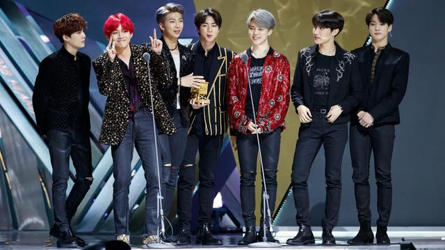 Die siebenköpfige südkoreanische Boygroup BTS steht bei den Mnet Asian Music Awards in Hong Kong auf der Bühne
