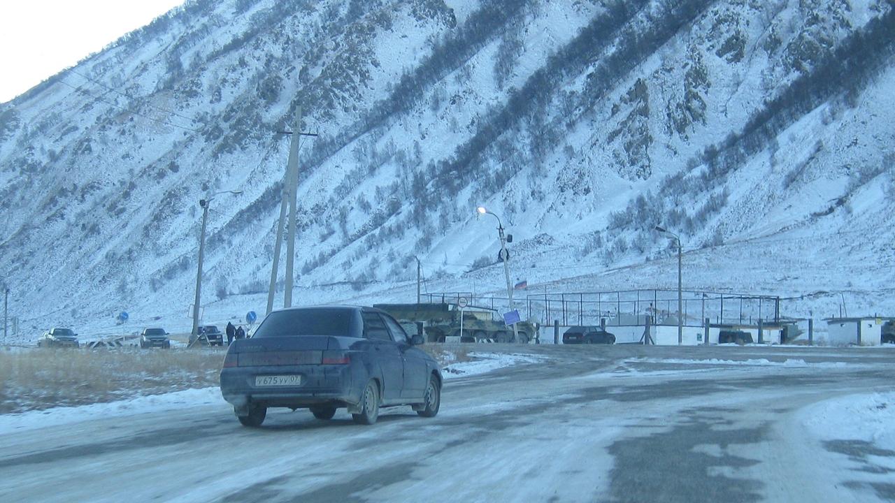 Verkehrskontrolle im Elbrus-Skigebiet im Kaukasus