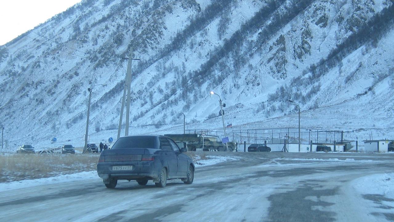 Verkehrskontrolle im Elbrus-Skigebiet im Kaukasus Verkehrskontrolle im Elbrus-Skigebiet im Kaukasus