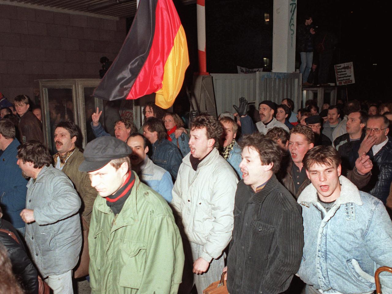 15. Januar 1990: Menschen stürmen die Zentrale des Ministeriums für Staatssicherheit. 15. Januar 1990: Menschen stürmen die Zentrale des Ministeriums für Staatssicherheit.