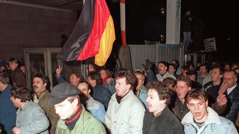 15. Januar 1990: Menschen stürmen die Zentrale des Ministeriums für Staatssicherheit.