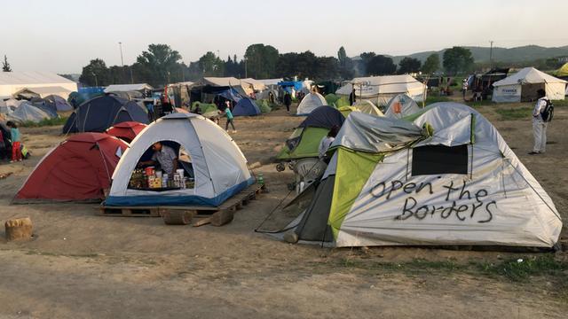 Zelte im Flüchtlingslager Idomeni - auf einem steht die Forderung "Open the Borders"