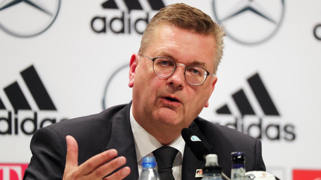 DFB-Präsident Reinhard Grindel gibt eine Pressekonferenz. DFB-Präsident Reinhard Grindel gibt eine Pressekonferenz.
