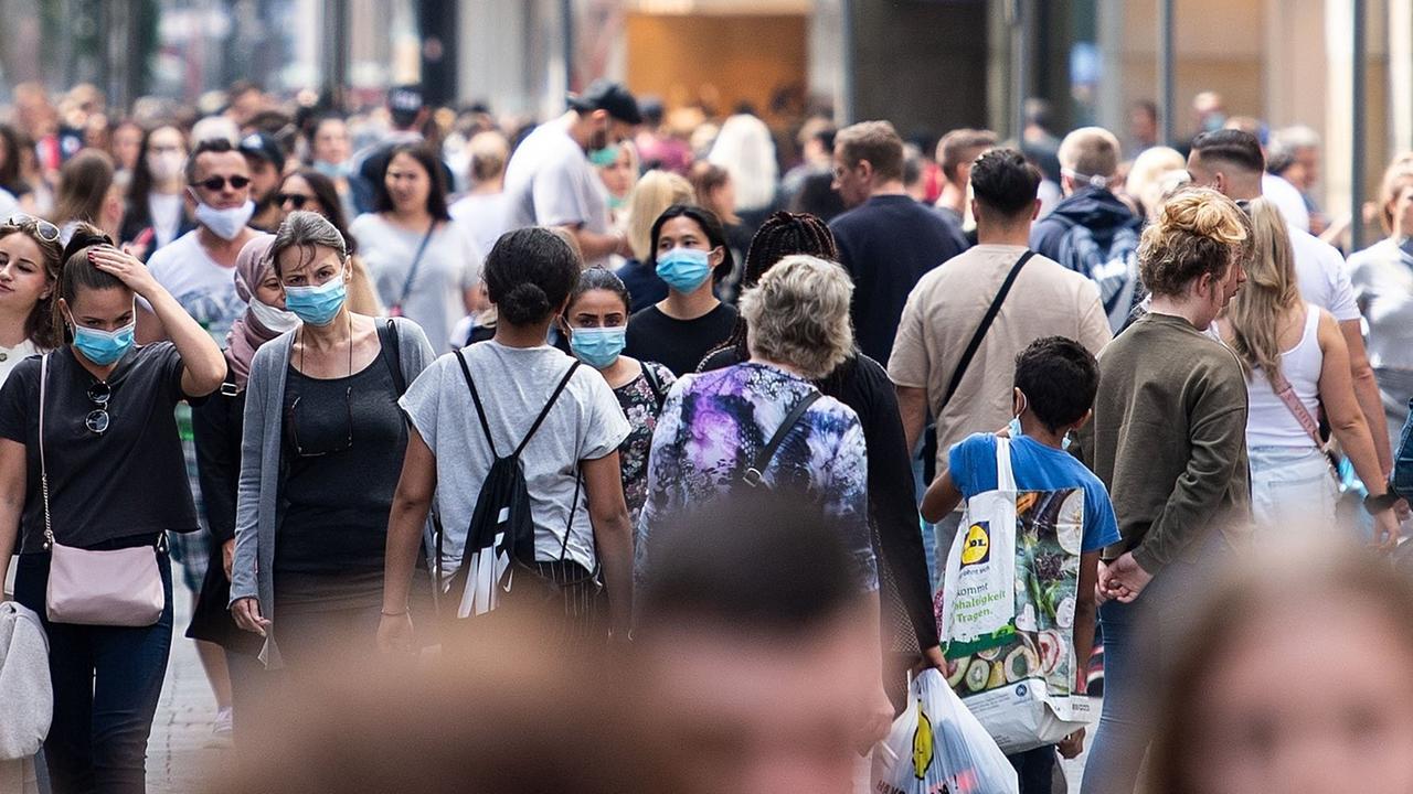 ARCHIV - 09.05.2020, Nordrhein-Westfalen, Köln: Zahlreiche Passanten sind auf der Schildergasse, eine der Haupteinkaufsstraßen Kölns, unterwegs. Die Verbraucher in Deutschland sind einer aktuellen Umfrage zufolge bisher deutlich besser durch die Corona-Krise gekommen als viele andere Europäer. (Zu dpa "Umfrage: Deutsche kommen vergleichsweise gut durch die Corona-Krise") ARCHIV - 09.05.2020, Nordrhein-Westfalen, Köln: Zahlreiche Passanten sind auf der Schildergasse, eine der Haupteinkaufsstraßen Kölns, unterwegs. Die Verbraucher in Deutschland sind einer aktuellen Umfrage zufolge bisher deutlich besser durch die Corona-Krise gekommen als viele andere Europäer. (Zu dpa "Umfrage: Deutsche kommen vergleichsweise gut durch die Corona-Krise")