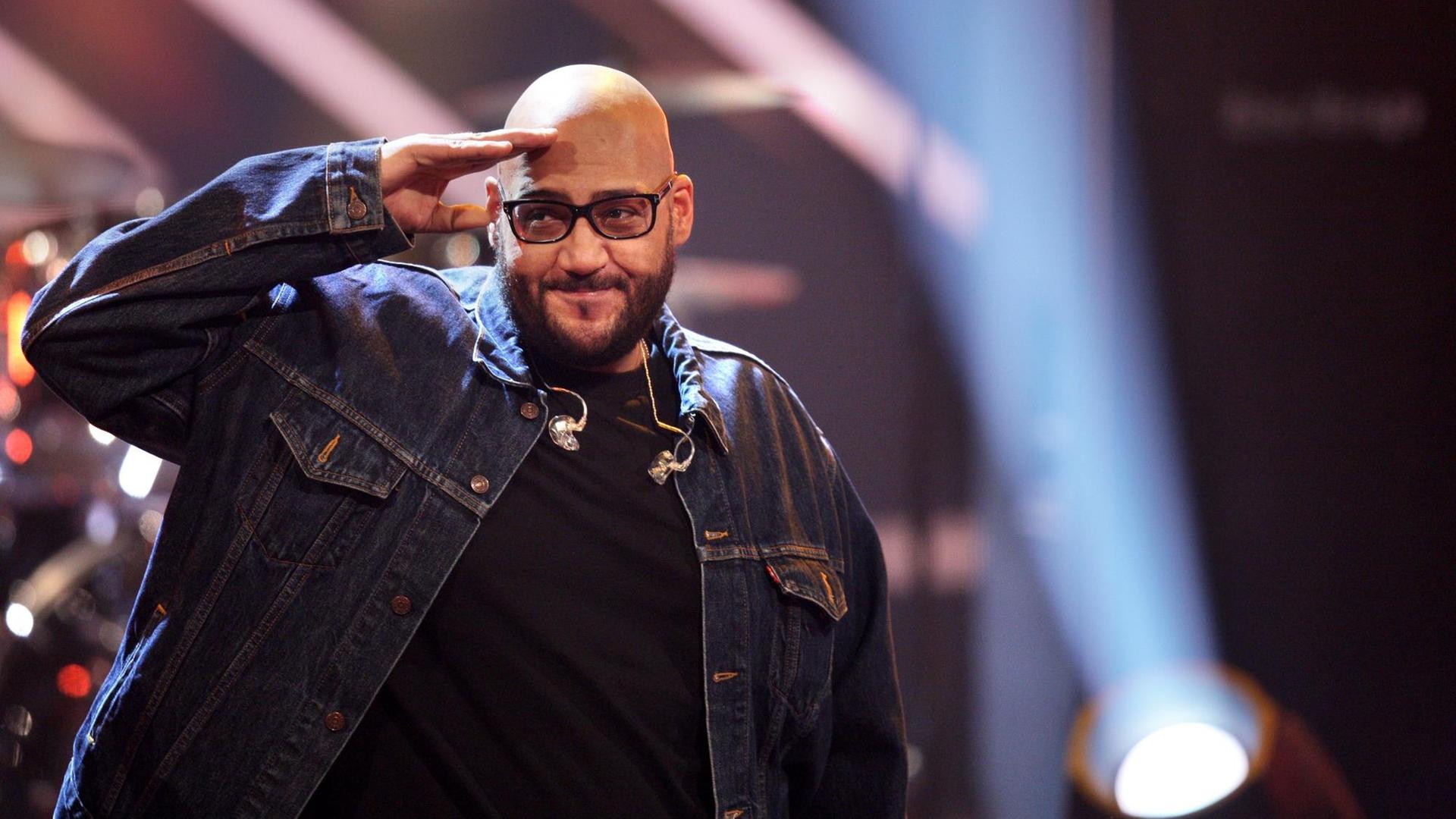 Jury-Mitglied Moses Pelham "salutiert" in der Vox-Castingshow "X Factor". Jury-Mitglied Moses Pelham "salutiert" in der Vox-Castingshow "X Factor".
