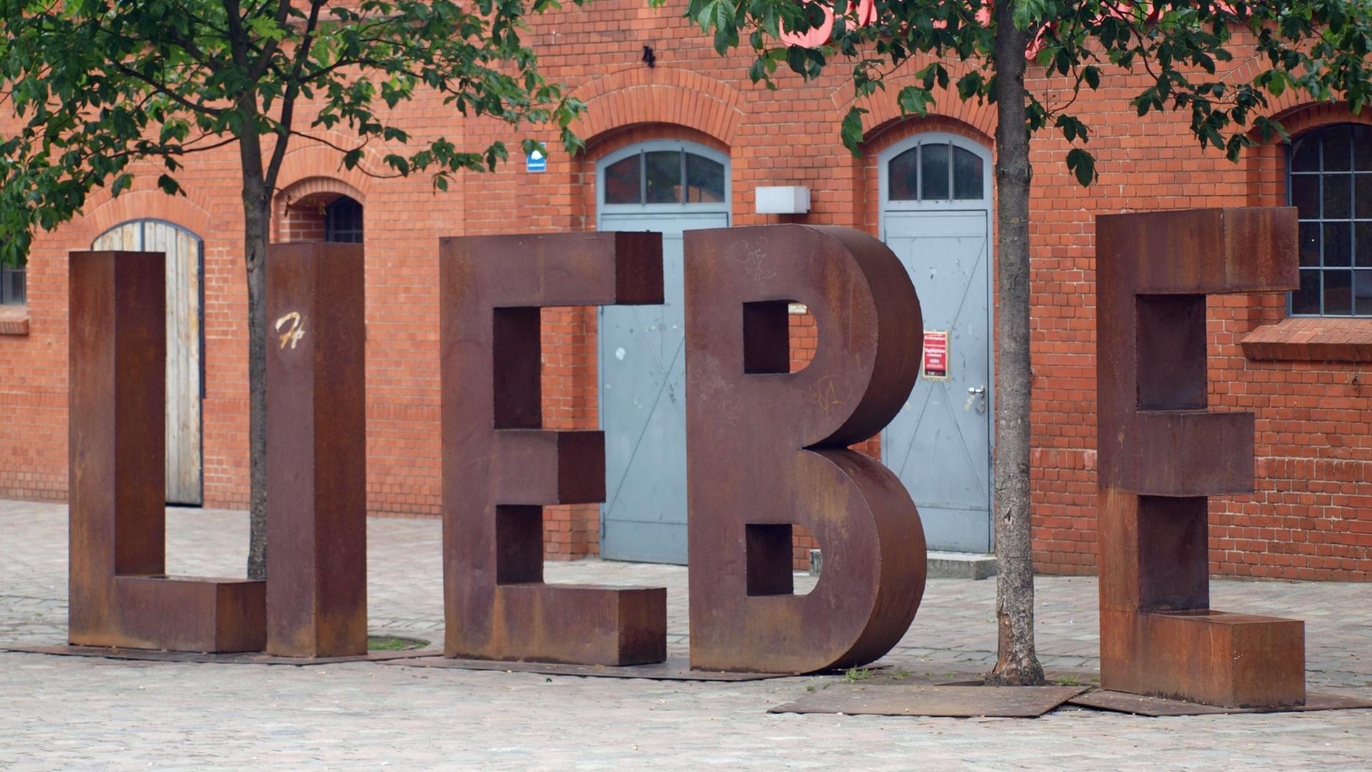 Schriftzug "Liebe" in einer Hofanlage Schriftzug "Liebe" in einer Hofanlage