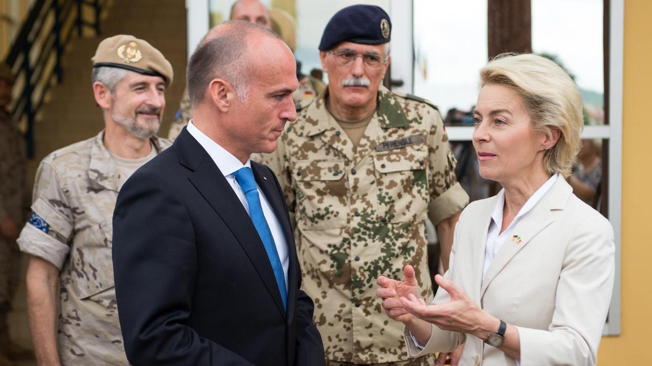 Bundesverteidigungsministerin Ursula von der Leyen (CDU) und der österreichische Verteidigungsminister Gerald Klug (2.vl) am 28.07.2015 in Bamako (Mali) mit dem deutschen Brigadegeneral Franz Xaver Pfrengle (2.vr), der zum neuen Befehlshaber der EU-Ausbildungsmission in Mali (EUTM Mali) ernannt worden ist. Foto: Bernd von Jutrczenka/dpa Bundesverteidigungsministerin Ursula von der Leyen (CDU) und der österreichische Verteidigungsminister Gerald Klug (2.vl) am 28.07.2015 in Bamako (Mali) mit dem deutschen Brigadegeneral Franz Xaver Pfrengle (2.vr), der zum neuen Befehlshaber der EU-Ausbildungsmission in Mali (EUTM Mali) ernannt worden ist. Foto: Bernd von Jutrczenka/dpa