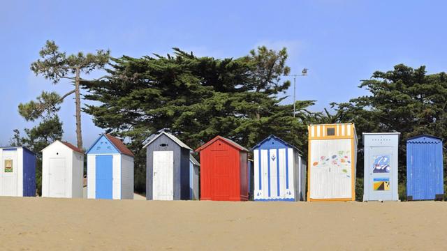 Eine Reihe bunter Strandhäuschen steht 2012 aufgereiht am Strand der französischen Atlantik-Insel Oléron.