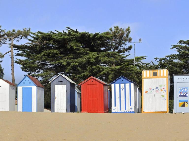 Eine Reihe bunter Strandhäuschen steht 2012 aufgereiht am Strand der französischen Atlantik-Insel Oléron.