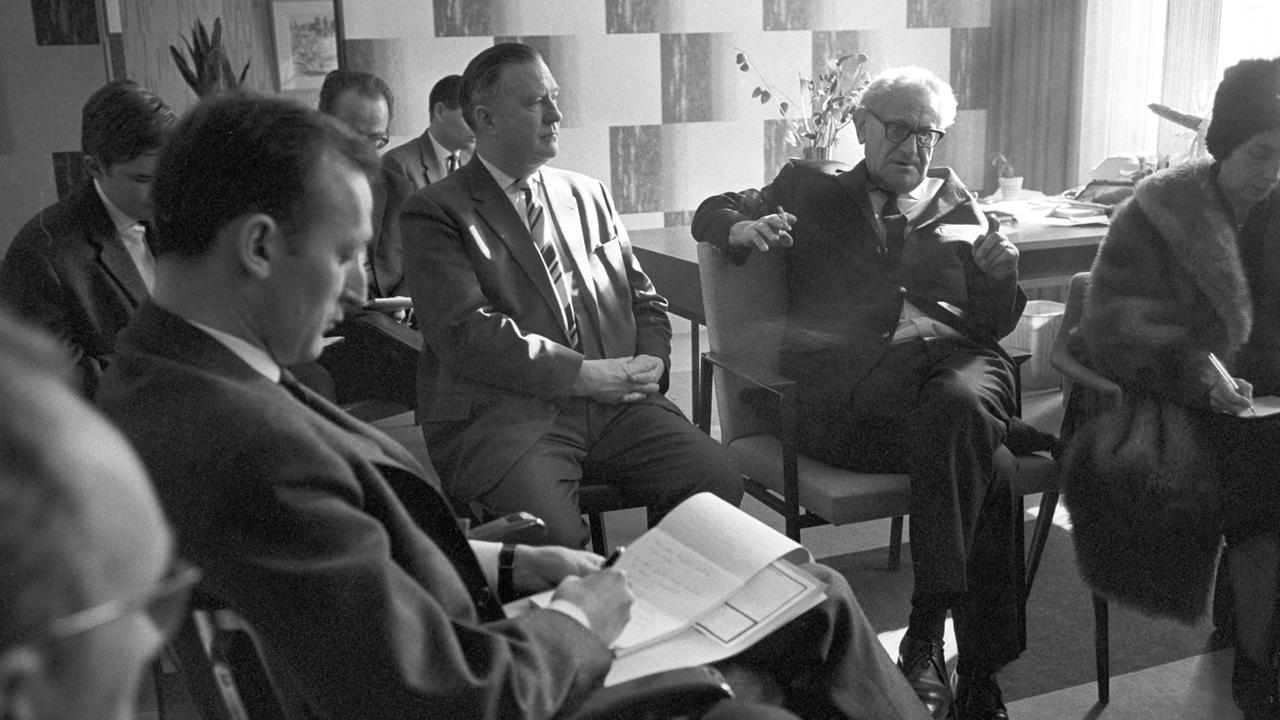 Generalstaatsanwalt Fritz Bauer (hinten mit Zigarette) auf einer Pressekonferenz im Februar 1964 in Frankfurt am Main: Bauer gab er dem israelischen Geheimdienst Mossad den entscheidenden Tipp zur Ergreifung von Adolf Eichmann in Argentinien. Generalstaatsanwalt Fritz Bauer (hinten mit Zigarette) auf einer Pressekonferenz im Februar 1964 in Frankfurt am Main: Bauer gab er dem israelischen Geheimdienst Mossad den entscheidenden Tipp zur Ergreifung von Adolf Eichmann in Argentinien.