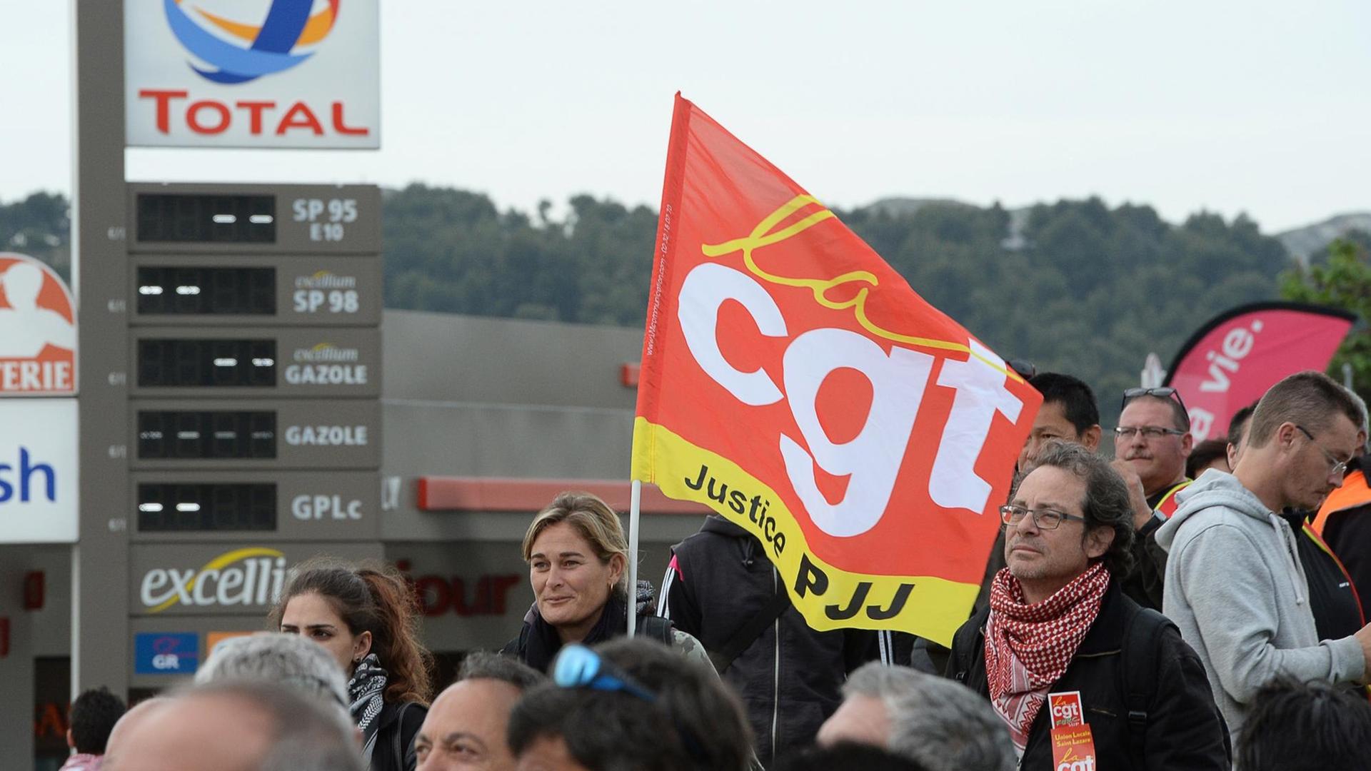 Mitglieder der Gewerkschaft CGT blockieren den Zugang zu einem Industriegebiet in Vitrolles in Südfrankreich. Mitglieder der Gewerkschaft CGT blockieren den Zugang zu einem Industriegebiet in Vitrolles in Südfrankreich.
