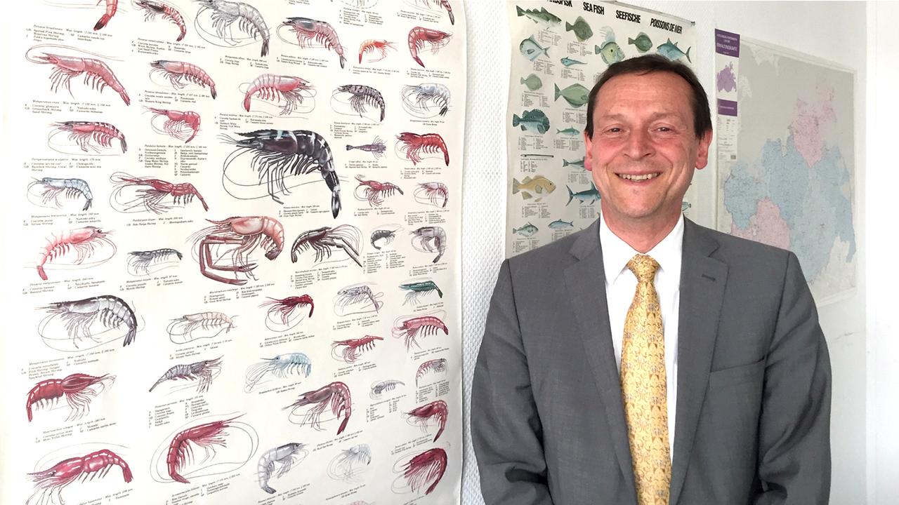 Gerhard Martin steht vor einer biologischen Schautafel. Gerhard Martin steht vor einer biologischen Schautafel.