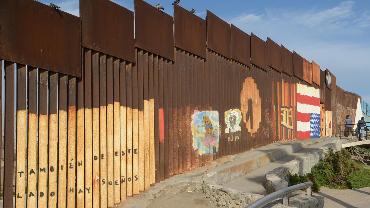 Zaun an der Grenze zwischen Mexiko und den USA: "Auch auf dieser Seite gibt es Träume" steht links. Zaun an der Grenze zwischen Mexiko und den USA: "Auch auf dieser Seite gibt es Träume" steht links.