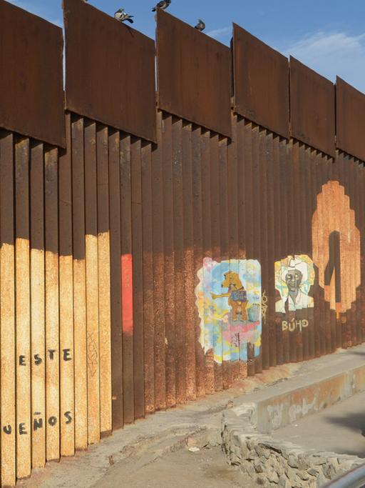 Zaun an der Grenze zwischen Mexiko und den USA: "Auch auf dieser Seite gibt es Träume" steht links.