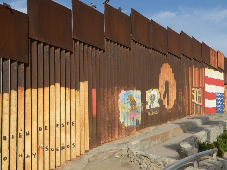 Zaun an der Grenze zwischen Mexiko und den USA: "Auch auf dieser Seite gibt es Träume" steht links.