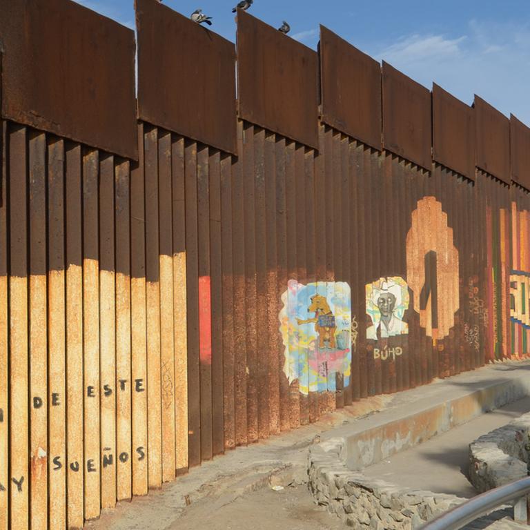 Zaun an der Grenze zwischen Mexiko und den USA: "Auch auf dieser Seite gibt es Träume" steht links. Zaun an der Grenze zwischen Mexiko und den USA: "Auch auf dieser Seite gibt es Träume" steht links.