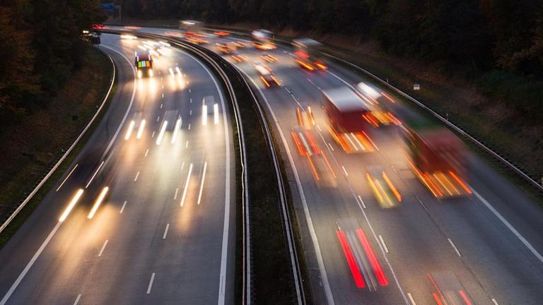 Fahrzeuge fahren in Hamburg im Dunkeln über die Autobahn 7 Fahrzeuge fahren in Hamburg im Dunkeln über die Autobahn 7