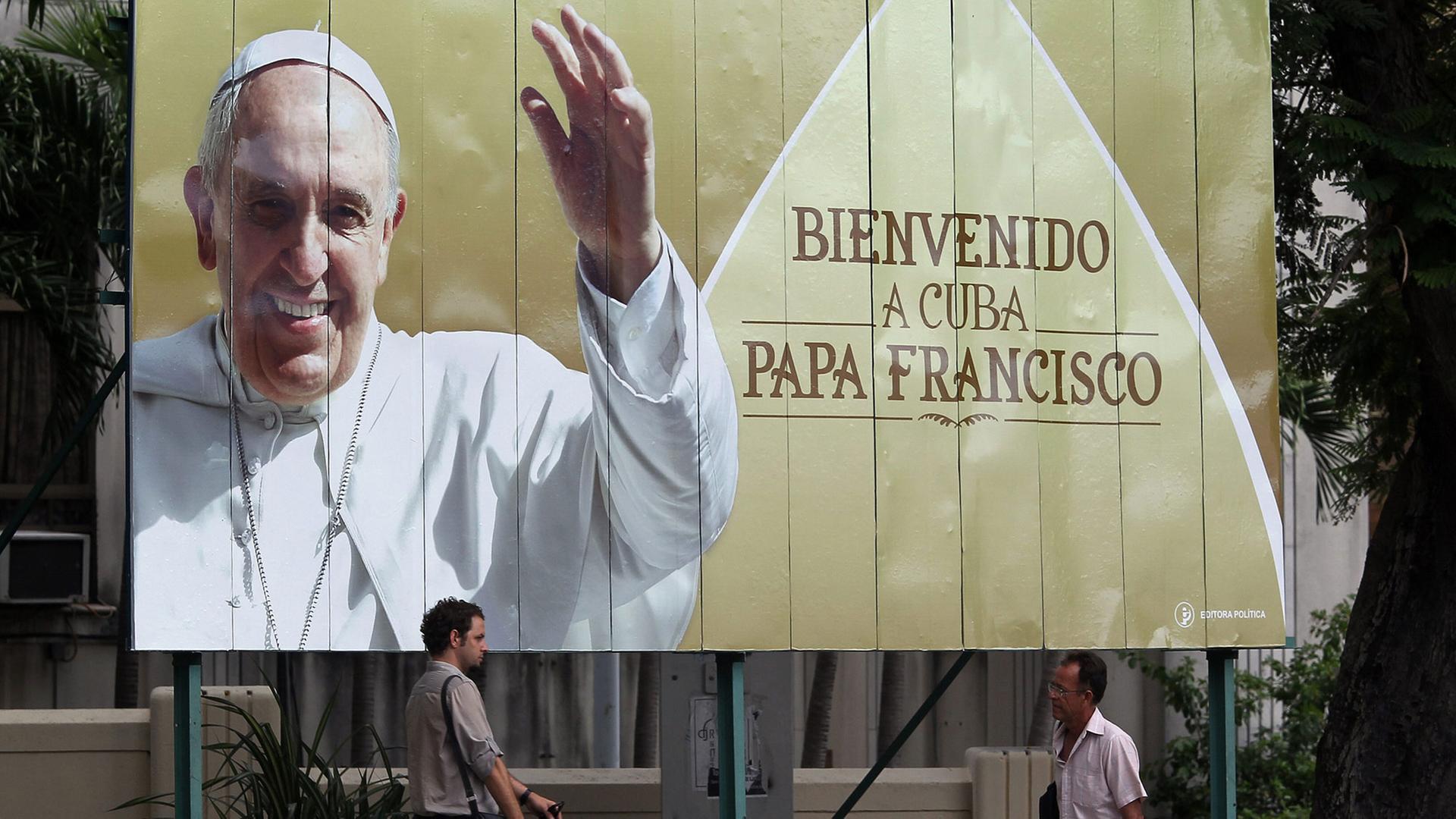 Eine Tafel in Kubas Hauptstadt Havanna mit dem Porträt des Papstes heißt Franziskus willkommen. Eine Tafel in Kubas Hauptstadt Havanna mit dem Porträt des Papstes heißt Franziskus willkommen.