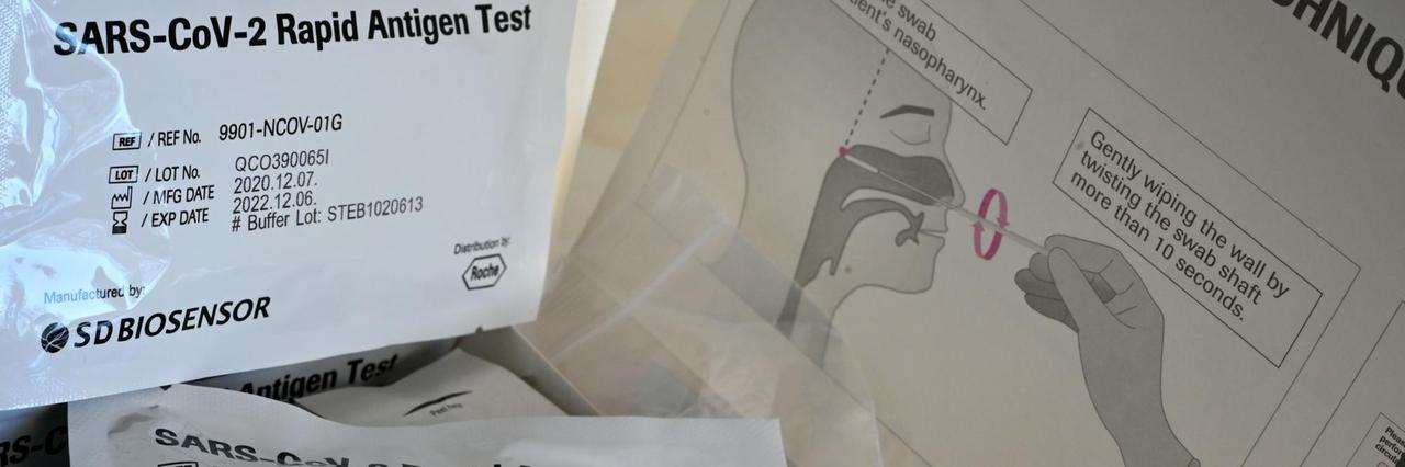 Schnelltests mit der Aufschrift "SARS-Cov-2 Rapid Antigen Test" liegen auf einem Tisch. Schnelltests mit der Aufschrift "SARS-Cov-2 Rapid Antigen Test" liegen auf einem Tisch.