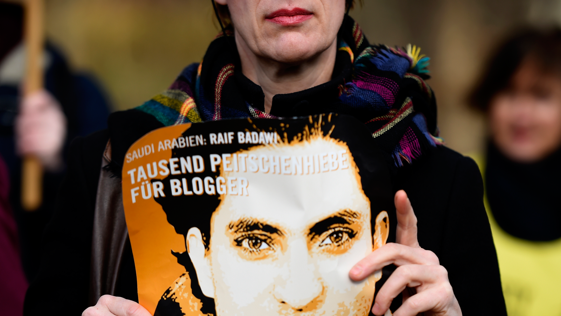 Eine Aktivistin von Amnesty International hält ein Plakat mit Raif Badawi hoch und fordert dessen Freilassung bzw. das Ende der Prügelstrafe vor der saudi-arabischen Botschaft in Berlin am 29. Januar 2015.