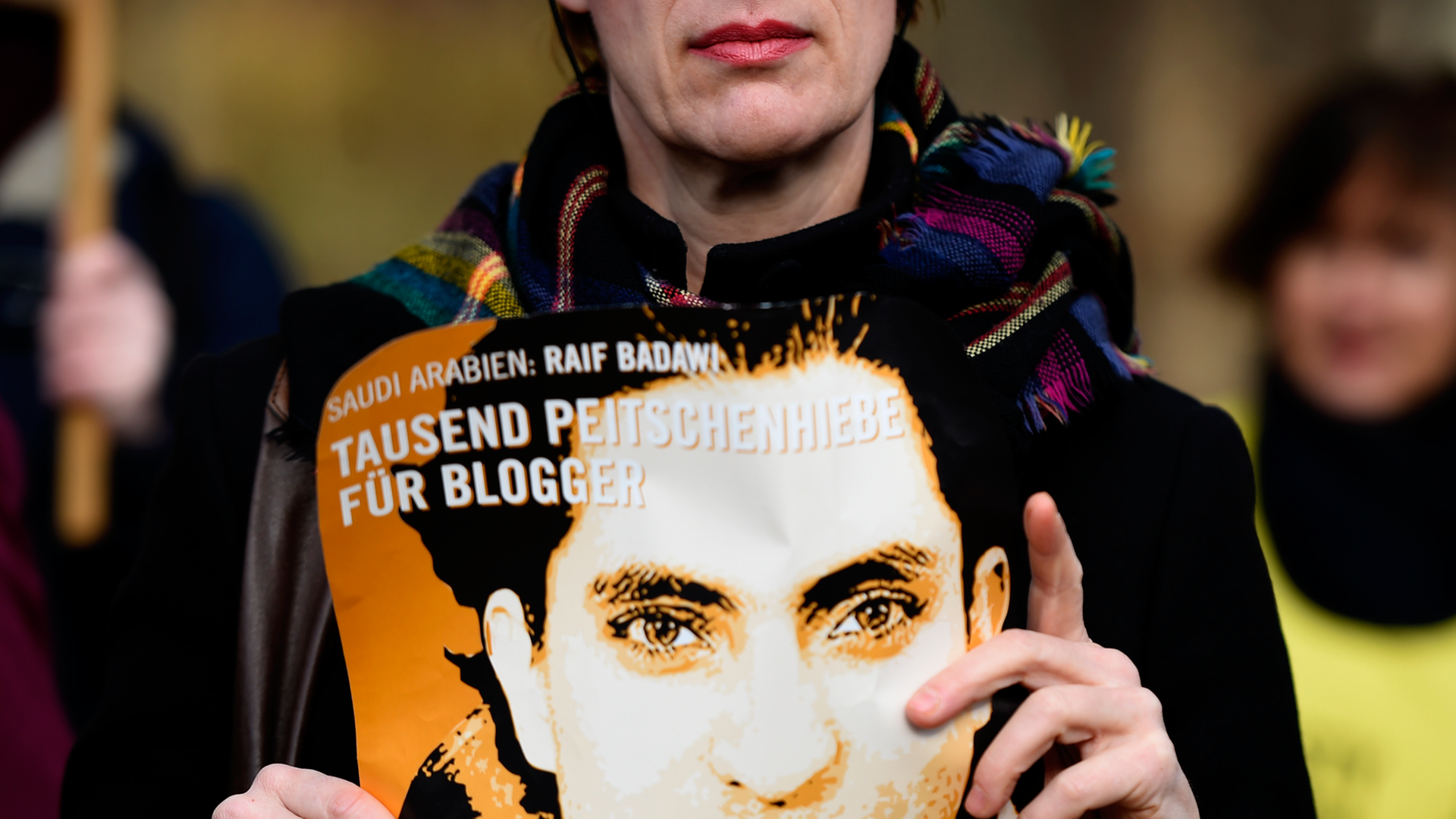 Eine Aktivistin von Amnesty International hält ein Plakat mit Raif Badawi hoch und fordert dessen Freilassung bzw. das Ende der Prügelstrafe vor der saudi-arabischen Botschaft in Berlin am 29. Januar 2015. Eine Aktivistin von Amnesty International hält ein Plakat mit Raif Badawi hoch und fordert dessen Freilassung bzw. das Ende der Prügelstrafe vor der saudi-arabischen Botschaft in Berlin am 29. Januar 2015.
