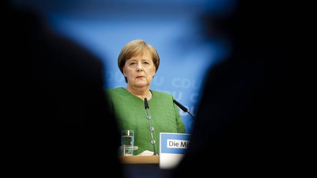 Bundeskanzlerin Angela Merkel (CDU) spricht im Rahmen einer Pressekonferenz. Merkel hat Annegret Kramp-Karrenbauer als künftige CDU-Generalsekretärin vorgeschlagen.