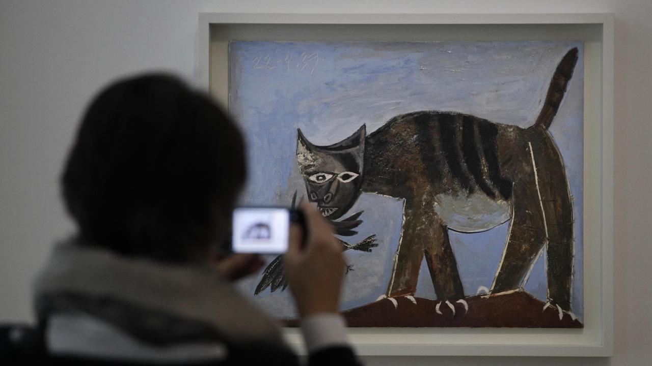Der Maler Picasso hat viele Bilder von Tieren gemalt. Auch von Katzen, so wie dieses hier mit dem Titel: "Chat saisissant un oiseau" (Vogelfangende Katze) . Der Maler Picasso hat viele Bilder von Tieren gemalt. Auch von Katzen, so wie dieses hier mit dem Titel: "Chat saisissant un oiseau" (Vogelfangende Katze) .
