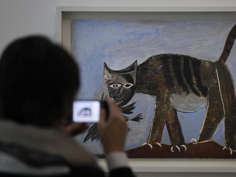 Der Maler Picasso hat viele Bilder von Tieren gemalt. Auch von Katzen, so wie dieses hier mit dem Titel: "Chat saisissant un oiseau" (Vogelfangende Katze) .