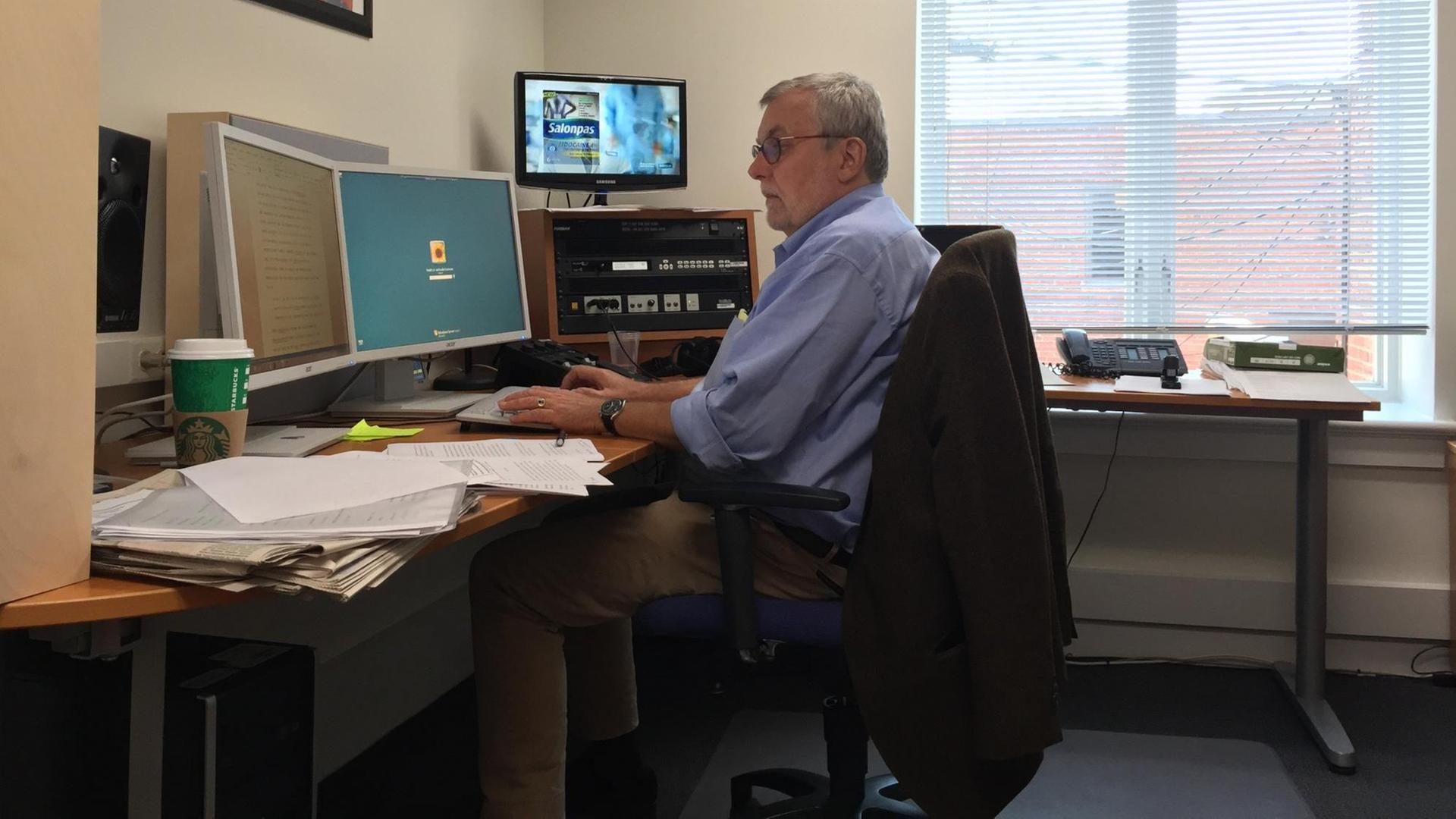 USA-Korrespondent Thilo Kößler schreibt den Text für einen "Hintergrund" im Studio Washington USA-Korrespondent Thilo Kößler schreibt den Text für einen "Hintergrund" im Studio Washington