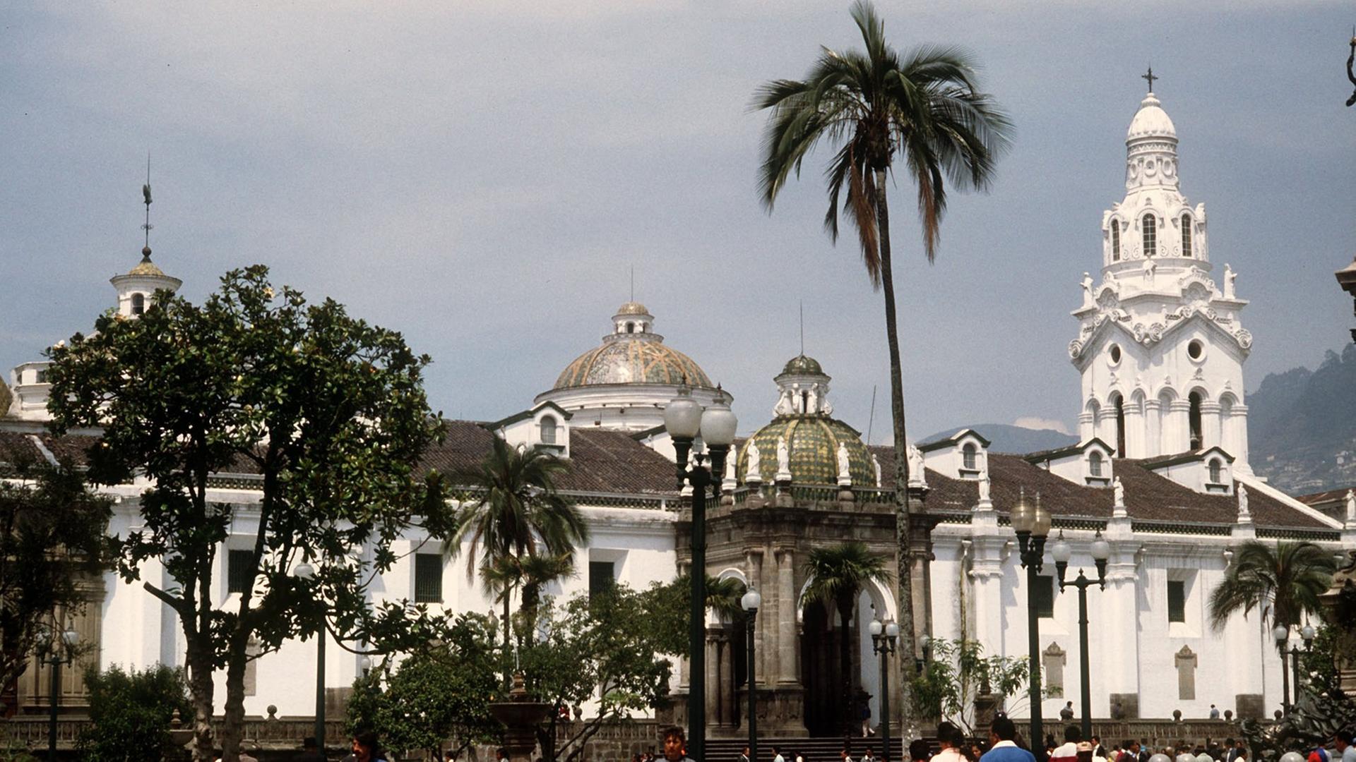 Passanten auf der Plaza de Independencia mit dem weißen Bau der Kathedrale im Stadtzentrum von Quito, der Hauptstadt von Ecuador. Foto vom 19.10.2004 Passanten auf der Plaza de Independencia mit dem weißen Bau der Kathedrale im Stadtzentrum von Quito, der Hauptstadt von Ecuador. Foto vom 19.10.2004