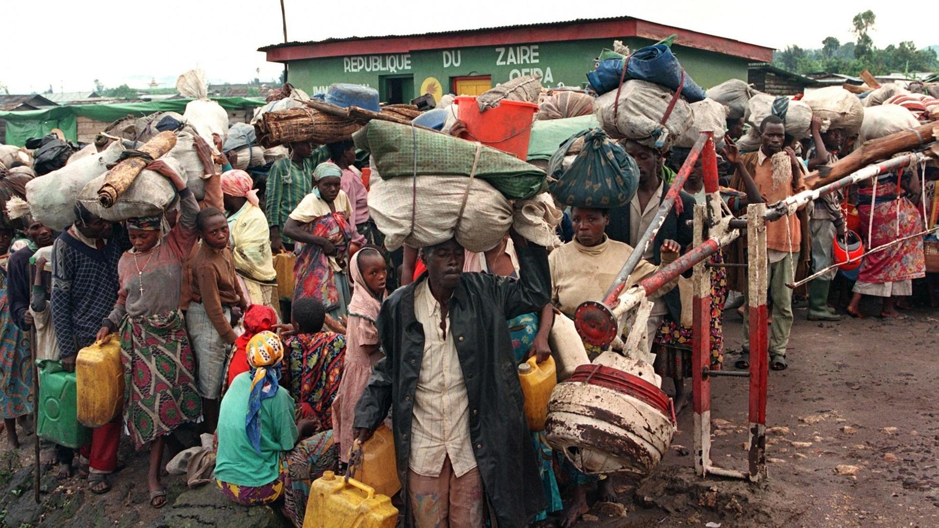Dicht gedrängt passieren ruandische Flüchtlinge einen Grenzposten an der zairisch-ruandischen Grenze bei Goma, 16.11.1996. Schon mehr als 300000 Flüchtlinge des Hutu-Volkes waren bis Samstag (16.11.) von Ost-Zaire aus in ihre Heimat zurückgekehrt. Dicht gedrängt passieren ruandische Flüchtlinge einen Grenzposten an der zairisch-ruandischen Grenze bei Goma, 16.11.1996. Schon mehr als 300000 Flüchtlinge des Hutu-Volkes waren bis Samstag (16.11.) von Ost-Zaire aus in ihre Heimat zurückgekehrt.