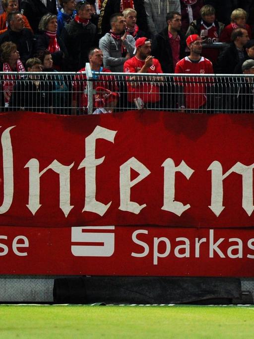Das Foto aus einem Spiel der 2. Bundesliga im Jahr 2012 zeigt eine Fahne der Cottbusser Fangruppierung "Inferno Cottbus", hier im Spiel FC Energie Cottbus - FSV Frankfurt.